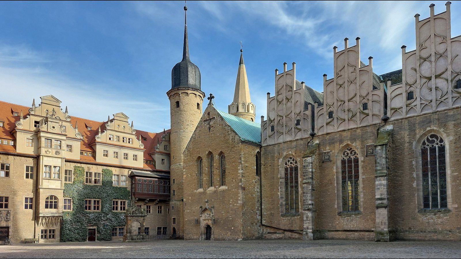 Merseburger Schlosshof mit dem Ostflügel des Schlosses und den Chortürmen des Doms, Einsatzgebiet von Saale Gutachter