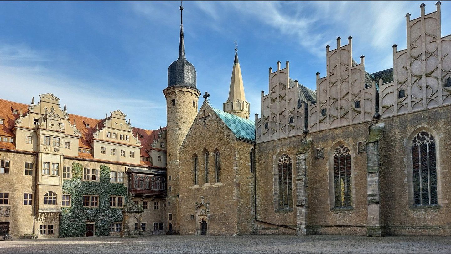 Merseburger Schlosshof mit dem Ostflügel des Schlosses und den Chortürmen des Doms, Einsatzgebiet von Saale Gutachter